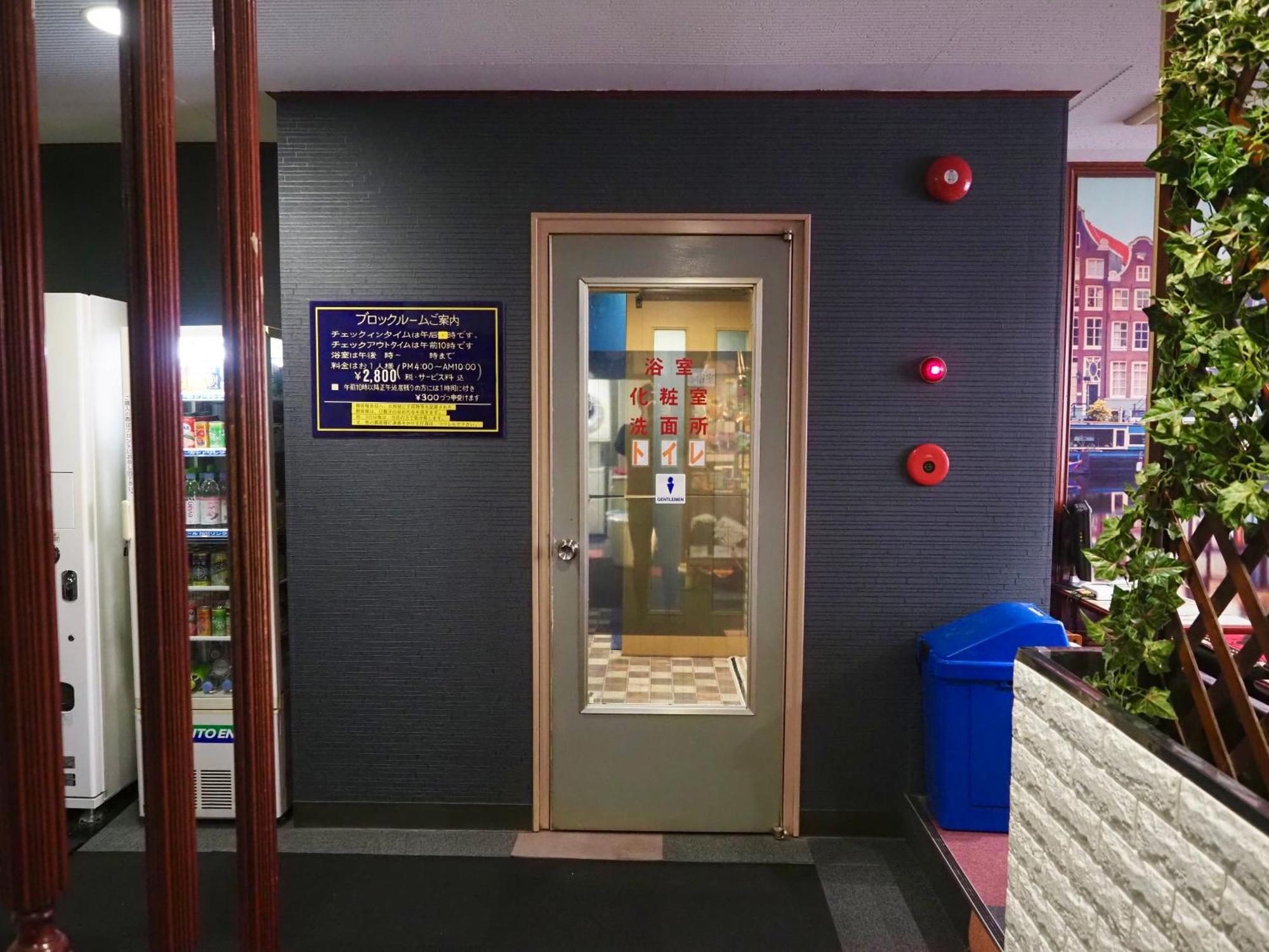 Capsule Hotel Block Room Tokyo Exterior photo