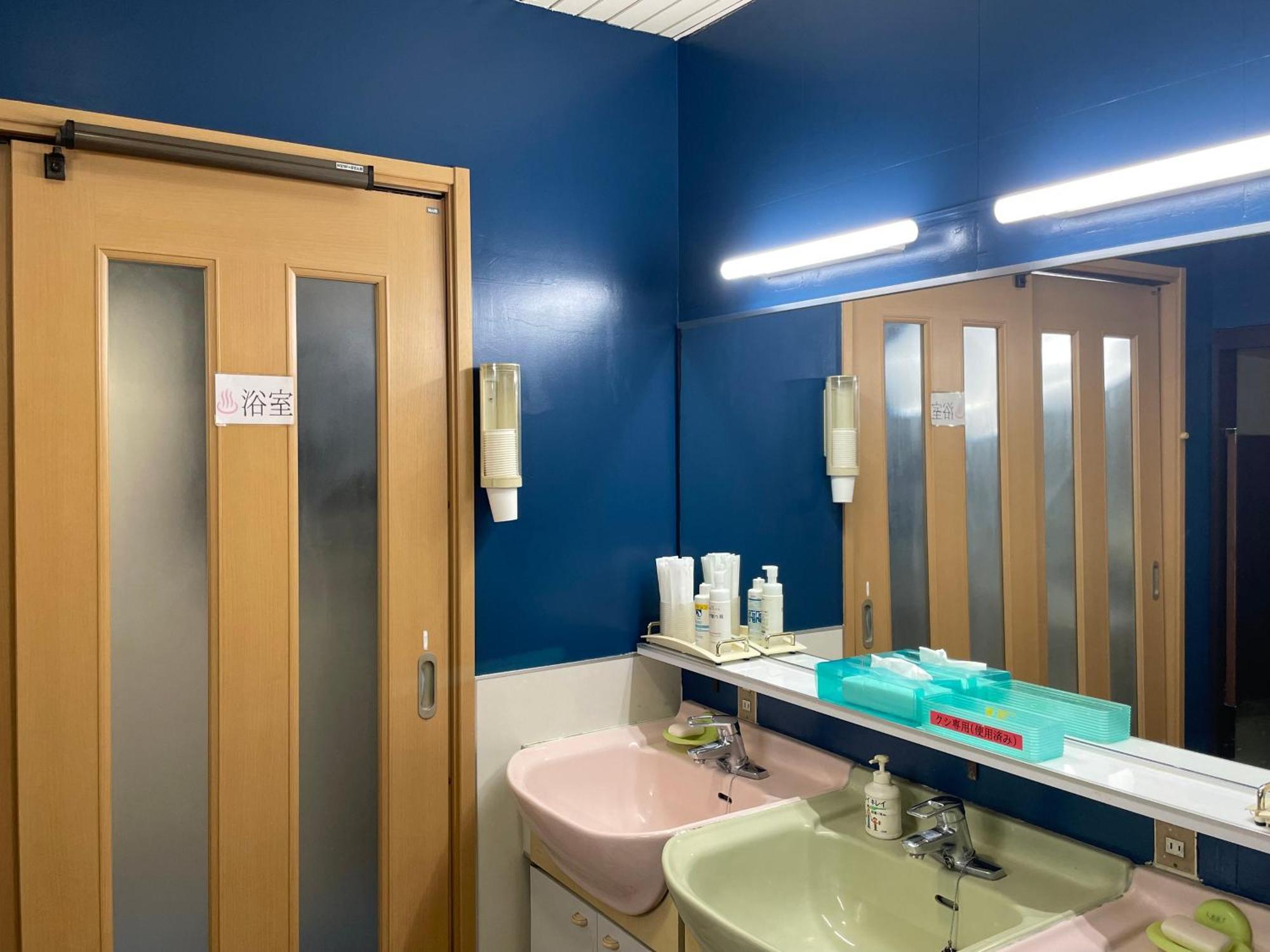 Capsule Hotel Block Room Tokyo Exterior photo